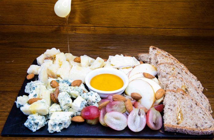 Platou de brânzeturi (2 persoane)